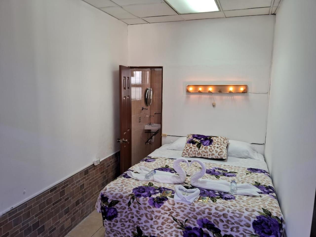 Hotel Kamelot Parque Central Quetzaltenango Exteriér fotografie