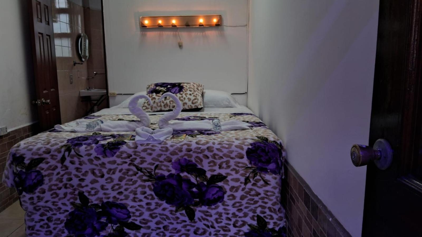 Hotel Kamelot Parque Central Quetzaltenango Exteriér fotografie